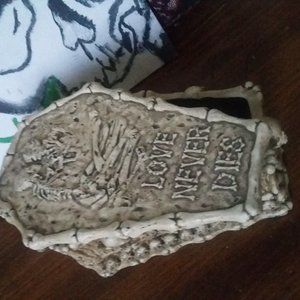 Coffin shaped jewelry box